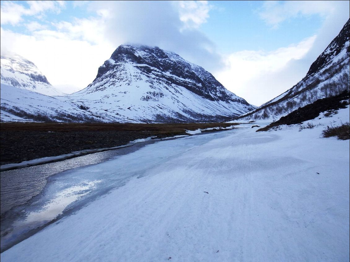 A défaut de me mouiller les pieds (ce que je voulais éviter à tout prix), j'ai presque mouillé le slip en traversant les rivières sur leurs minces ponts de glace !