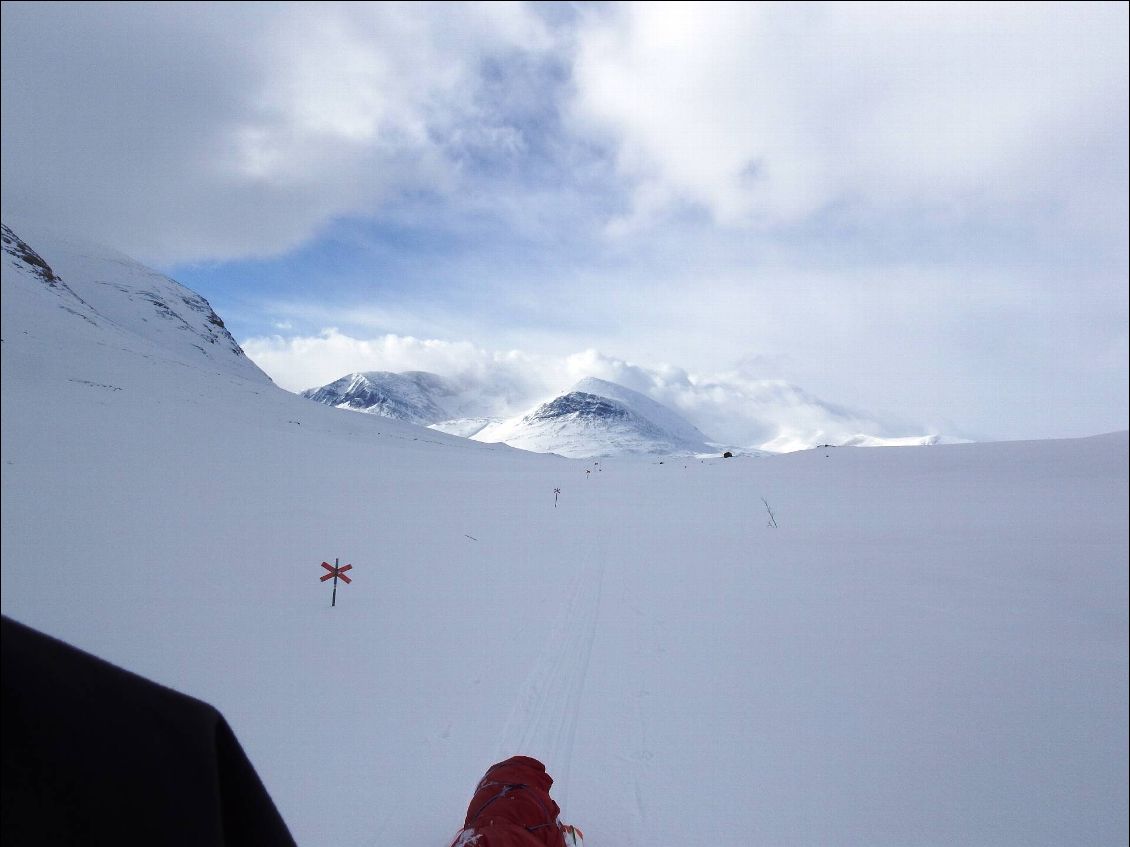 Les répétitifs et très nombreux poteaux qui jalonnent la Kungsleden ... mais bien appréciés quand on ne voit plus à 10m !