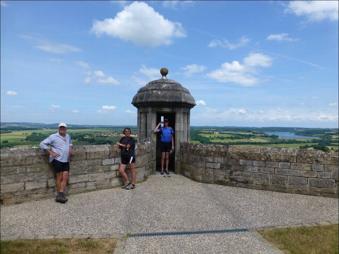 Les remparts de Langres dominant la plaine. D'où l'ennemi viendra, qui me fera héro ...