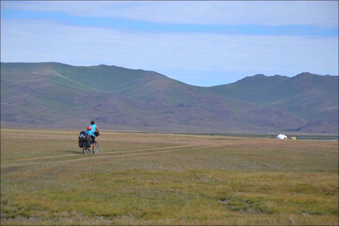 un peu de plat avant les montagnes russes du nord du lac Song Kol