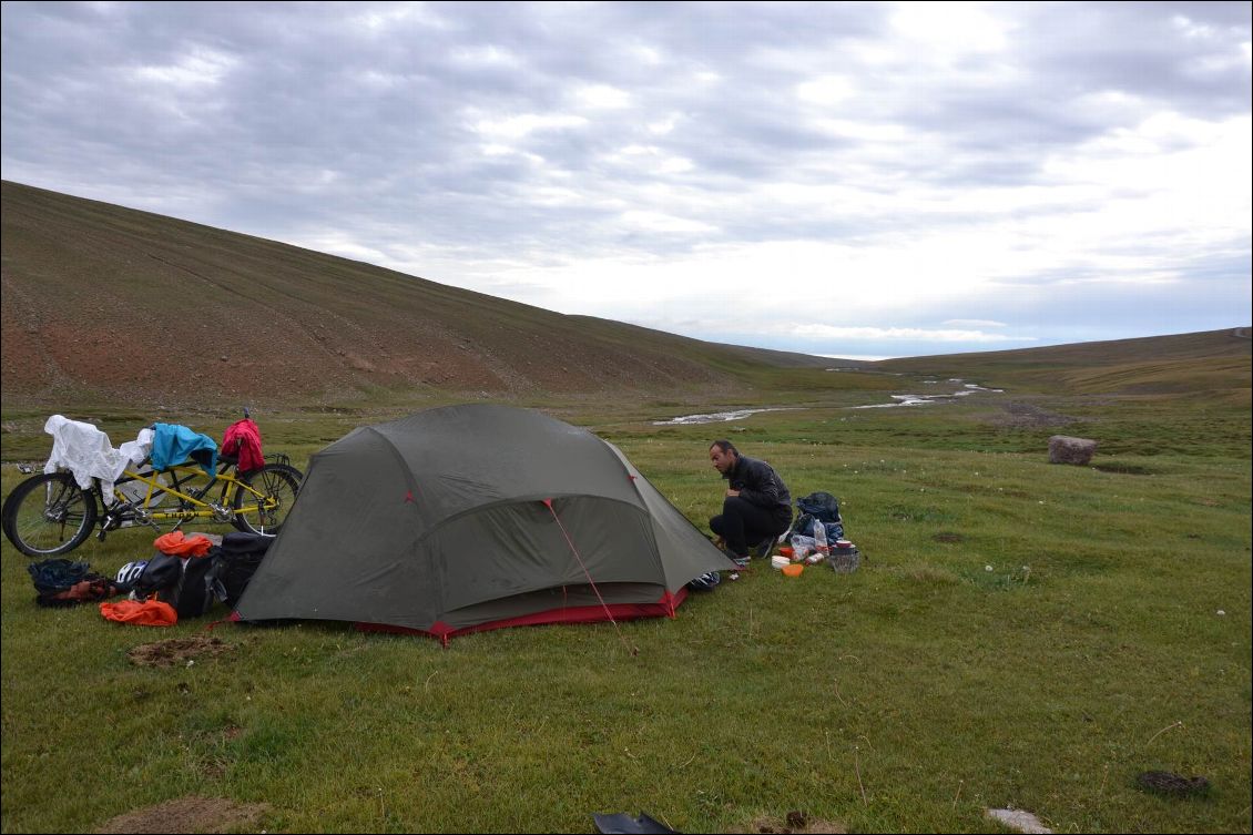 bivouac sous le col de Karakeche, au loin le lac Song Kol