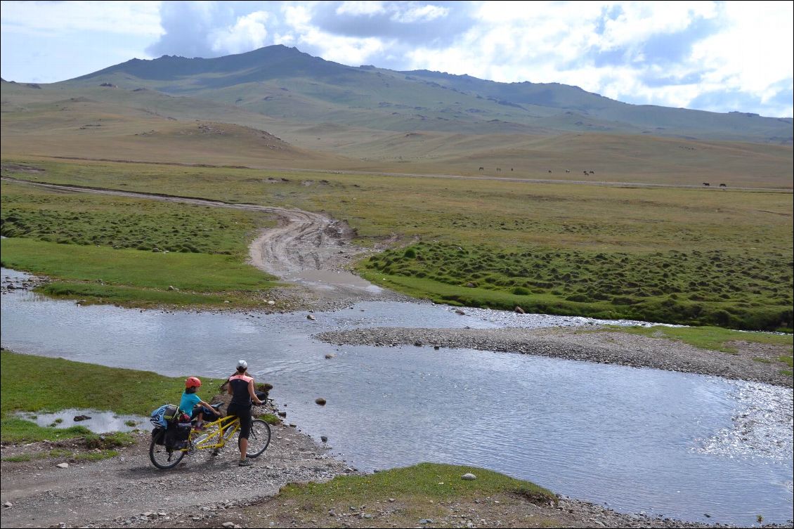 un petit gué au début de la montée vers le Kalmak Ashu 