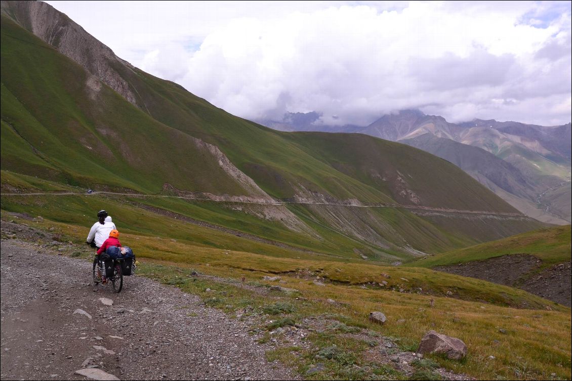 descente du Kalmak Ashu sous la pluie ( ne pas oublier vestes gants bonnets doudounes!!!)