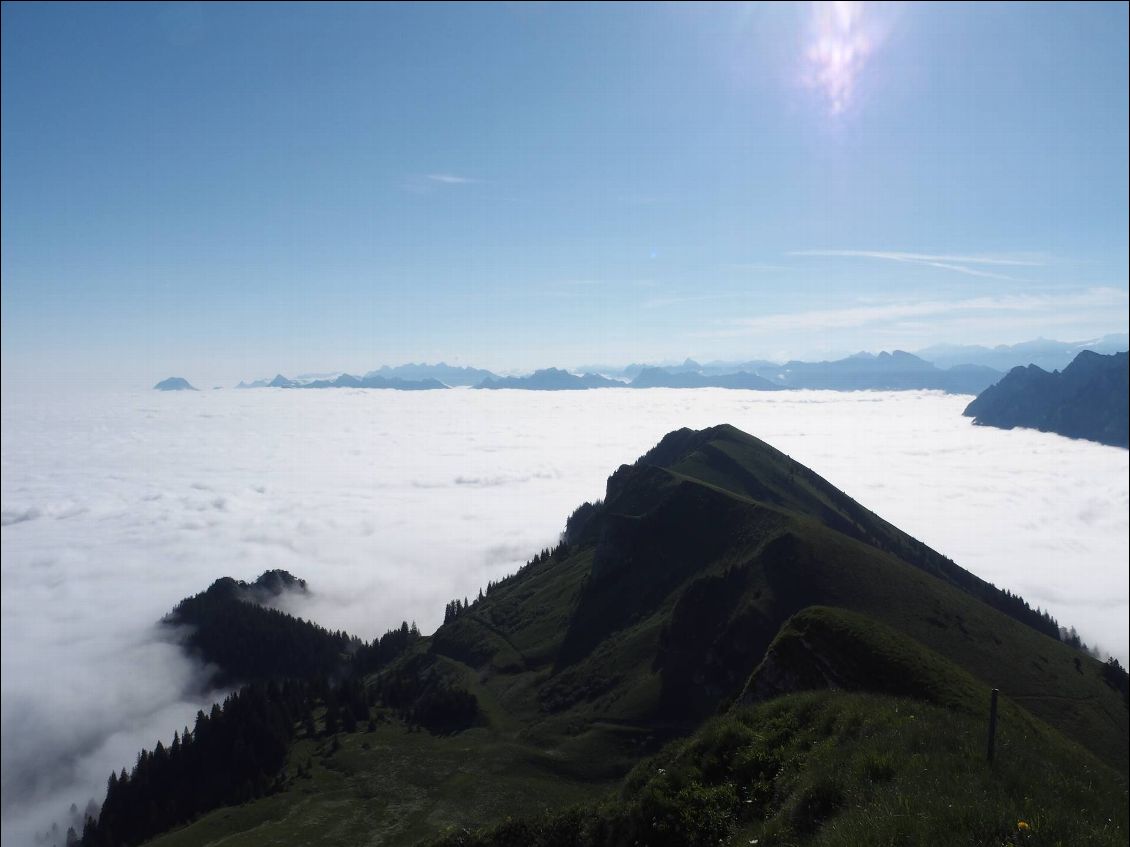 Nous sommes sur le pic Boré, la nature ne nous dévoile pas le lac Léman comme c'était prévu, mais une tout autre image.