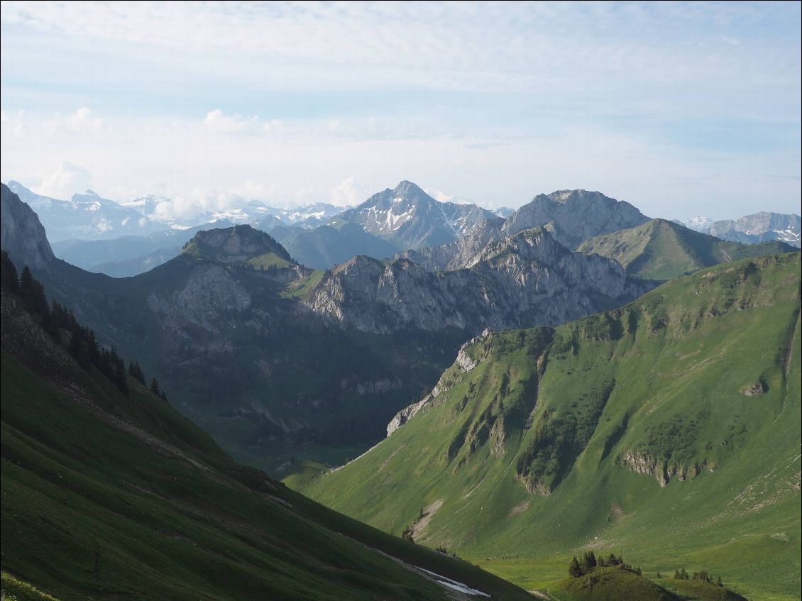 Dans le contre bas, le refuge de bise, avec derrière lui le Pas de la bosse,