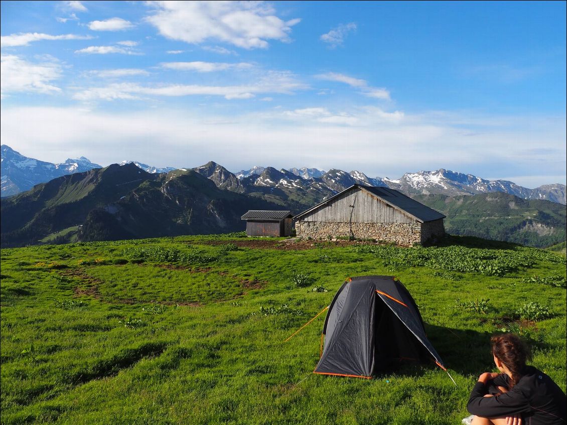 Nuit à coté du chalet des Mattes, avec vu sur les montagnes franco-suisse.