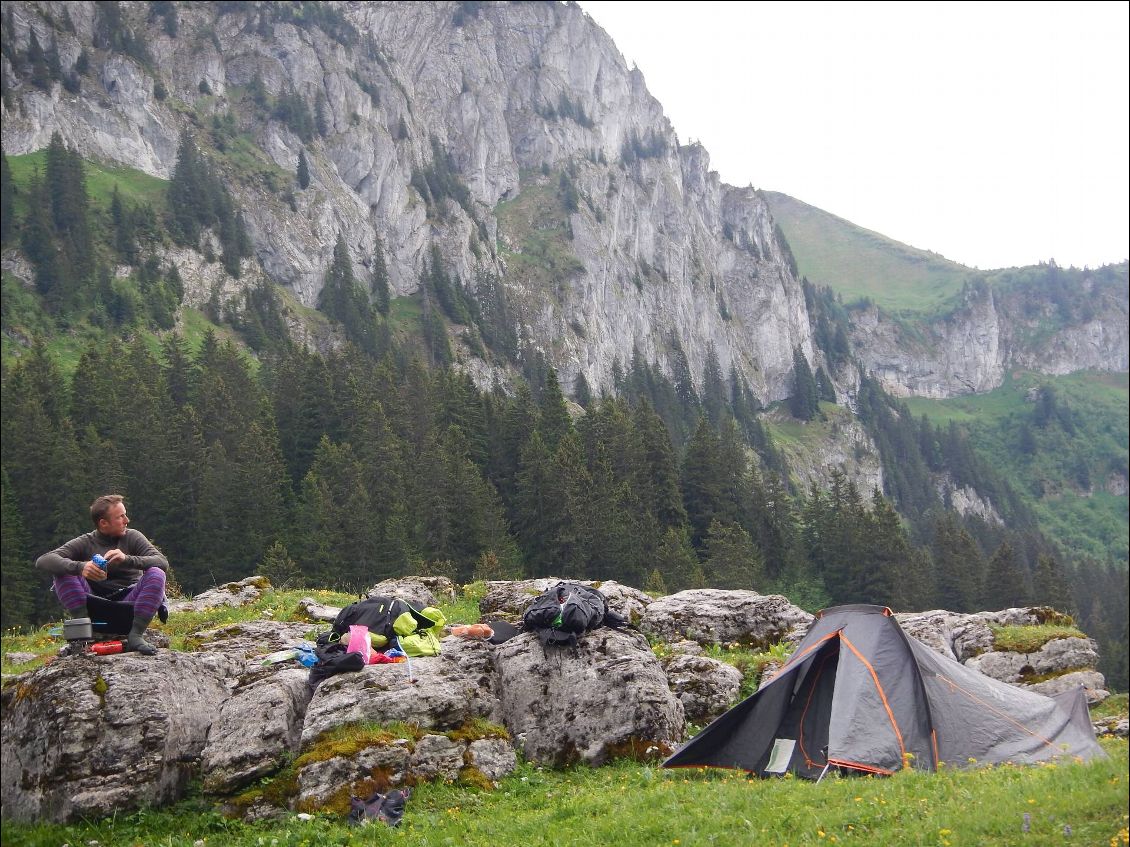 Camp dans le marais de Bise, qui bien sûr dit "marais" dit "moustiques"...