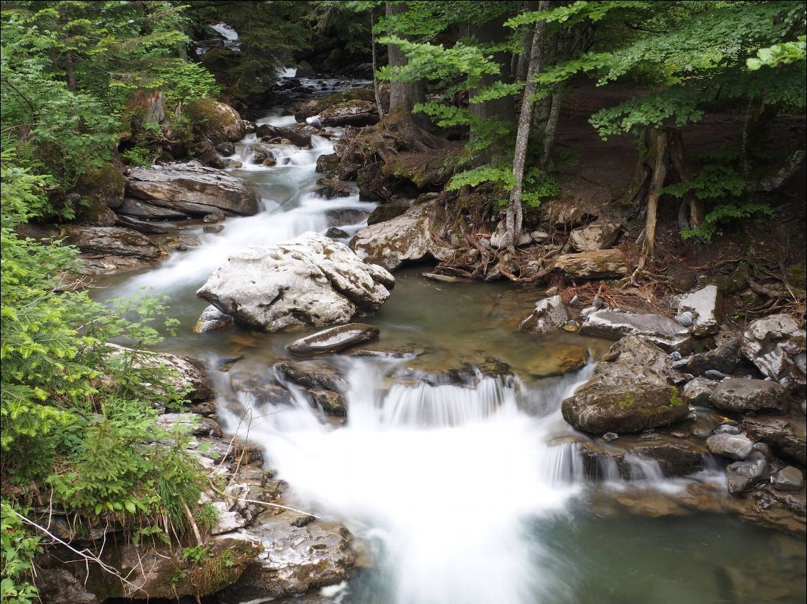 Photo digne d'un bon photographe.. Les eaux de la cascade d'Ardent