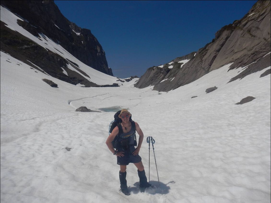 Derrière Pierre le Lac des chambres très peu visible, dû à une neige encore très présente à 2100m d'altitude.