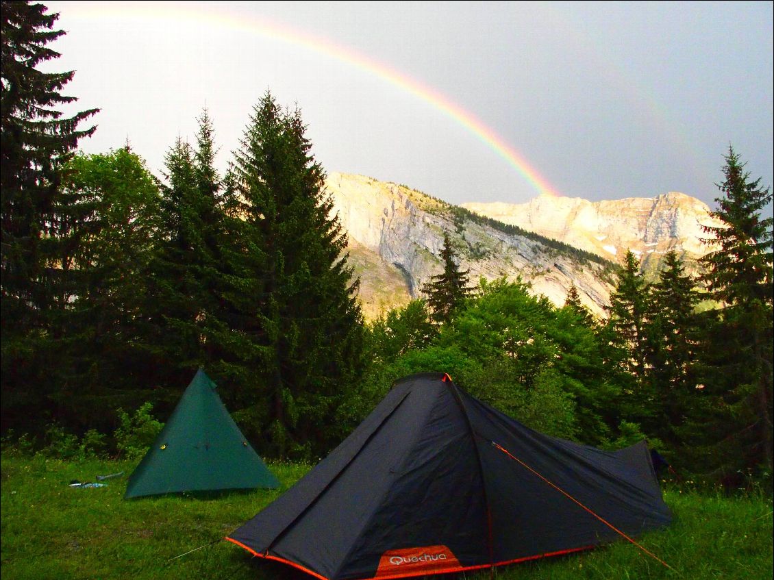 Après l'orage petit arc en ciel. Nous partagerons diner et camp avec Cyprien qui descend vers le sud en suivant le GR5