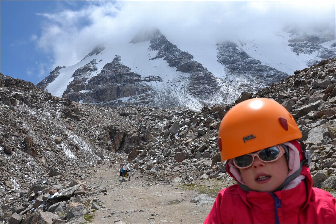 Lise ( 6 ans ) dans la descente infernale du col du Tosor 