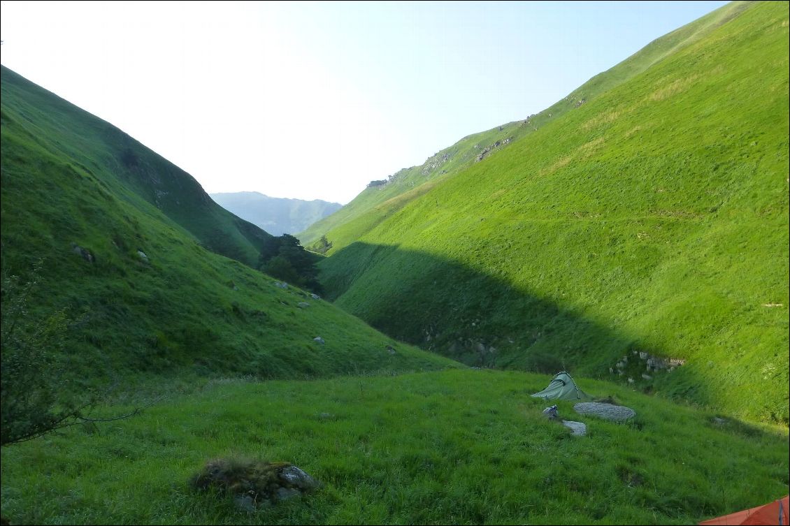 Près des cabanes d'Elhusaro bivouac au bord du ruisseau. 
Un vallon verdoyant avec de grandes herbes qui ondulent avec la brise du soir : superbe.