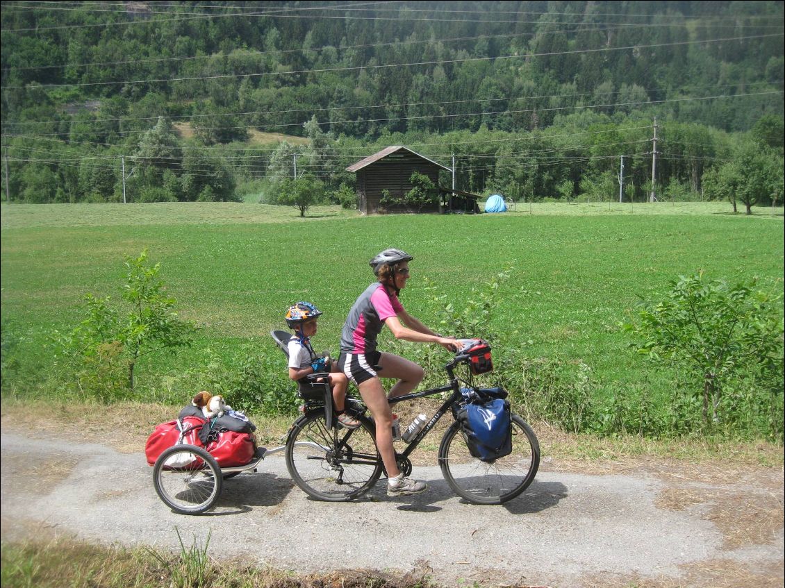 la vélo route : de grandes portions à travers champs le long de petites routes