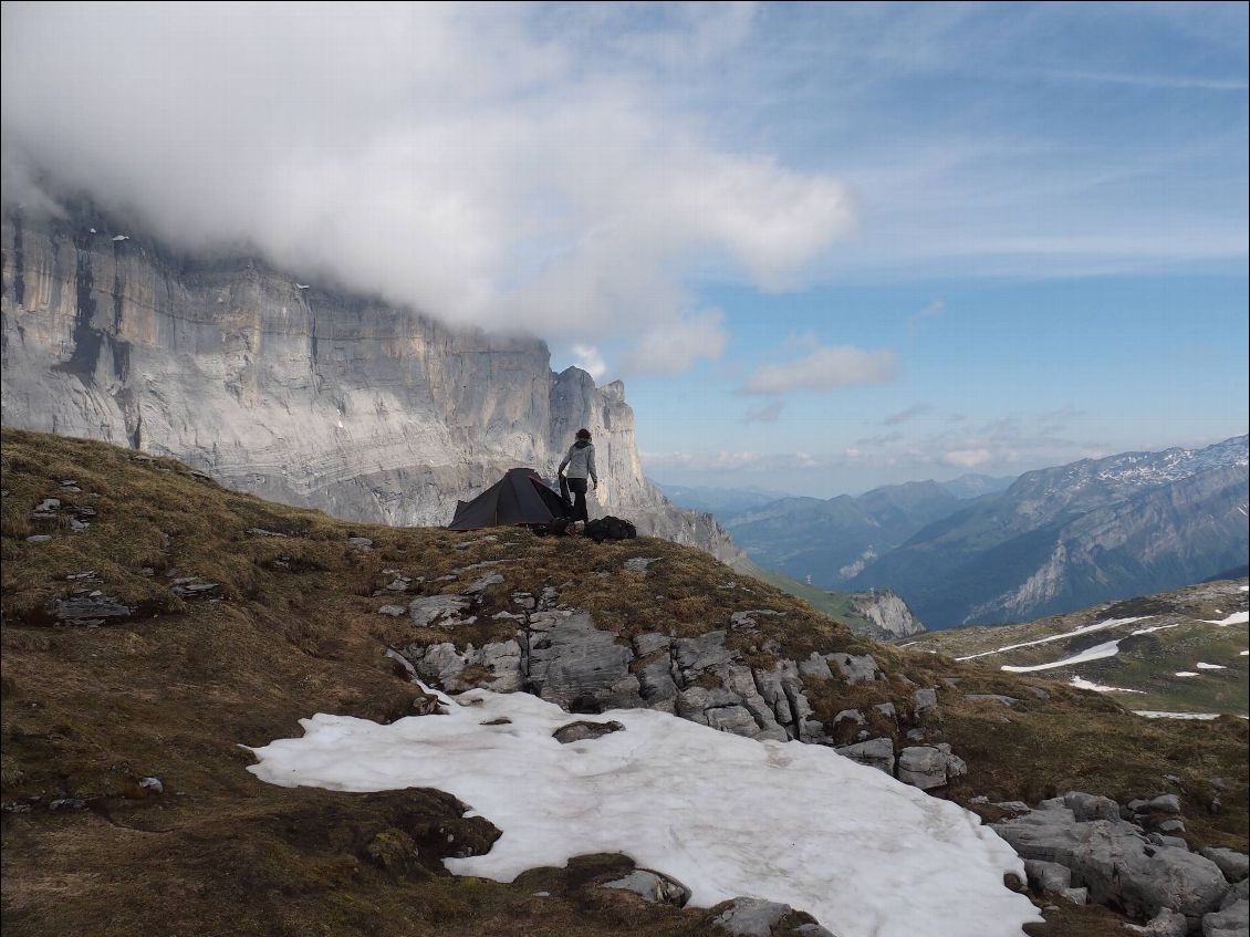 Le lac d'Anterne se trouve à droite mais nous ne pouvons pas le voir sur la photo, on aperçoit par contre très bien rochers des Fiz à gauche.