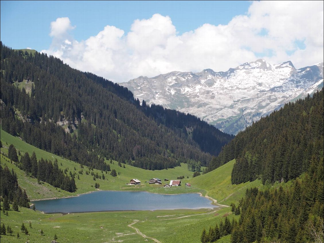 Lac de Gers avec en arrière plan la montagne du Criou. Nous passerons derrière celle-ci dans 2jours.