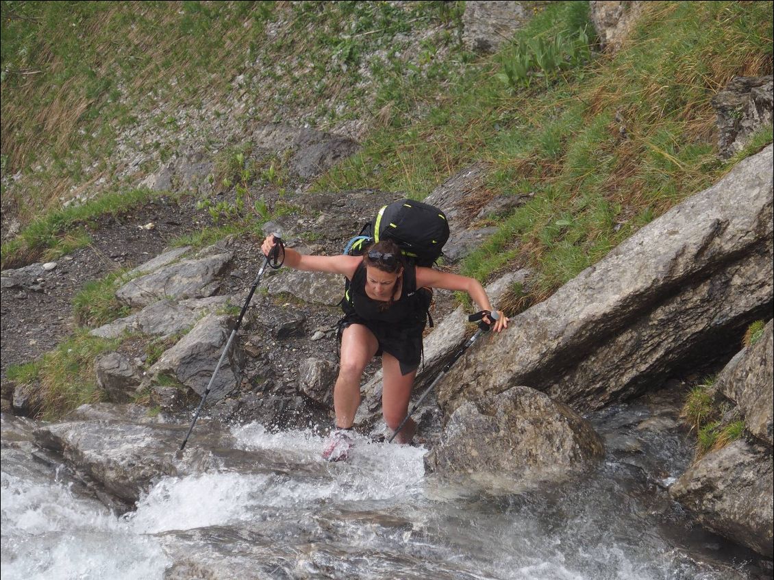 Lulu fatigué ne réfléchie même plus ou elle doit poser ses pieds, sa sera alors dans la rivière.