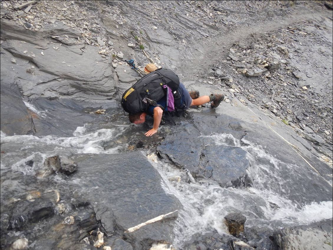 Petite pose hydratation primordiale après avoir grimper un chemin pareil.