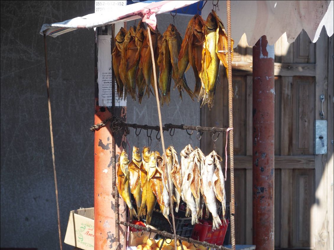 Vente de poissons séchés au bord de la route