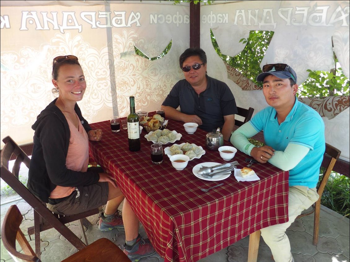 Rencontre d'un sud-coréen et d'un kirghiz, qui nous offres le resto.