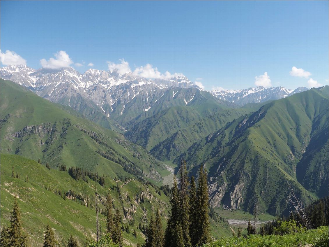 Les montagnes qui entoures le lac sary chelek 