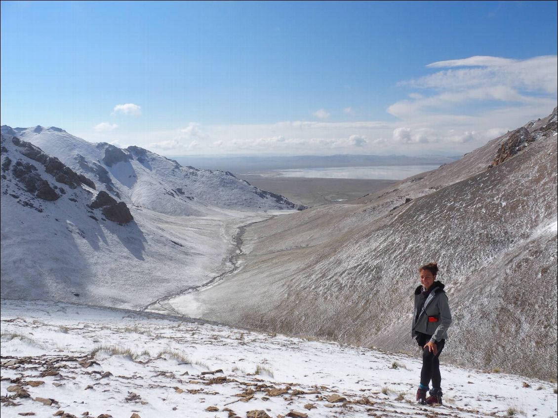 Sur les sommets de Tash-Rabat, nous pouvons voir le lac de chatyr-kol. Derrière le lac se trouve le No-mans land qui mène à la Chine.