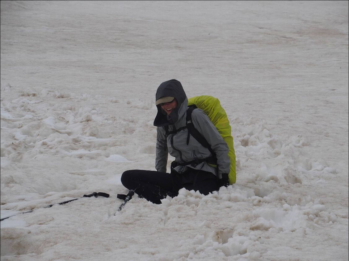 Lulu garde encore le sourire même coincé dans la neige..