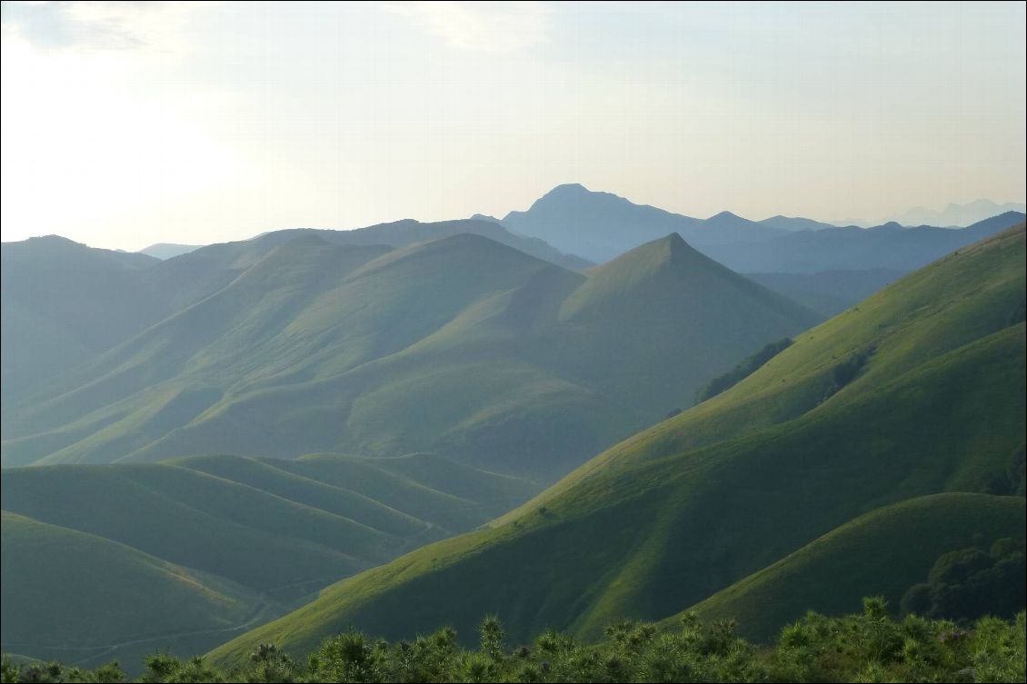 Au col d'Erozaté la vue à l'est est superbe - au loin le Pic d'Orhy