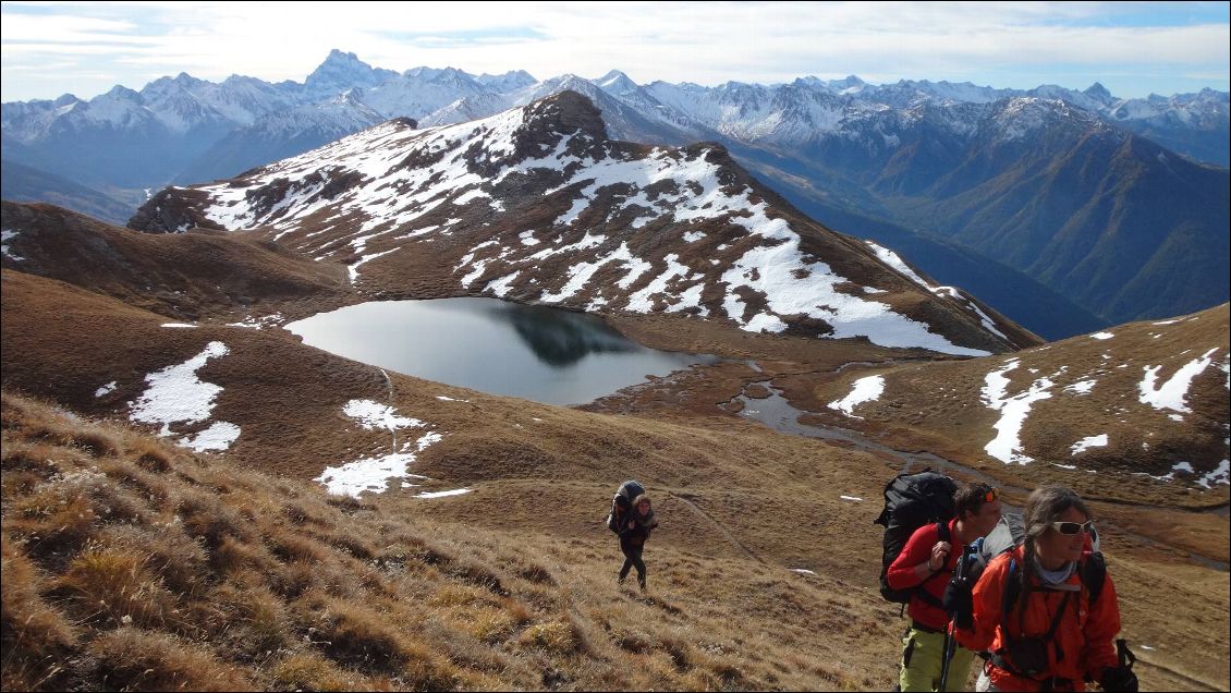 Par là il y a un bon déco, mais on est un peu trop sous le vent alors on va redescendre en chercher un au collet qu'on voit à droite du lac.