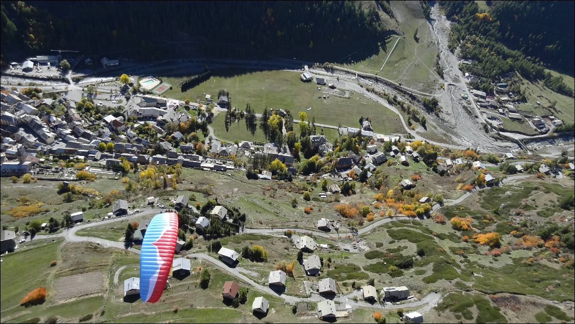 Le village d'Aiguilles avec un accueillant grand champ pour atterrir