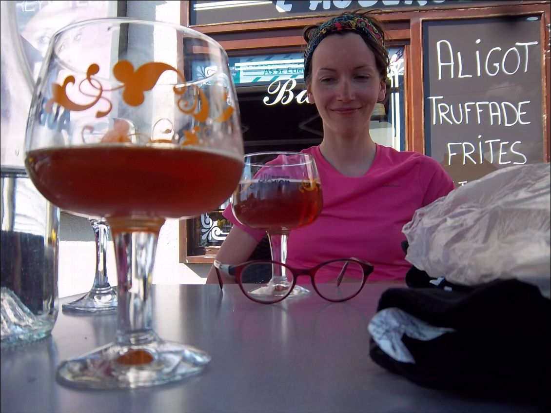 Une bière, puis un aligot, pour la récupération après cette chouette aventure!