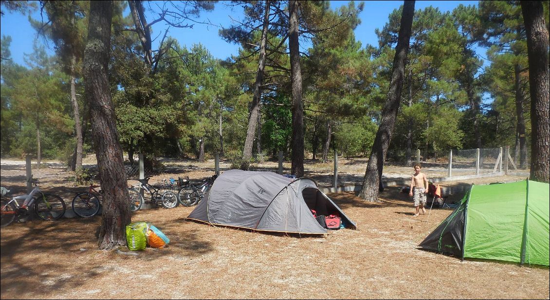 Notre camp , un adulte et deux enfants dans chaque tente .