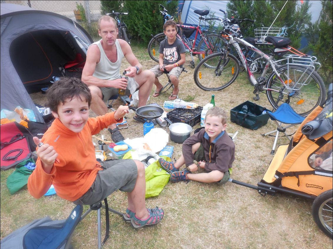 on est arrivé
le camp est monté,c'est l'heure du souper!