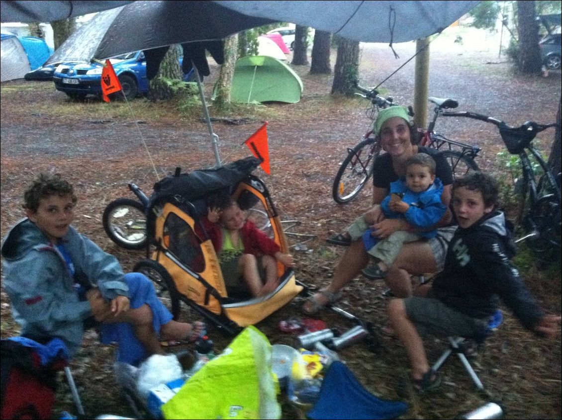 nous sommes coincés une journée entière par la pluie
notre emplacement est en bord de route et de voie d'accès a la boite de nuit du coin
impossible de dormir