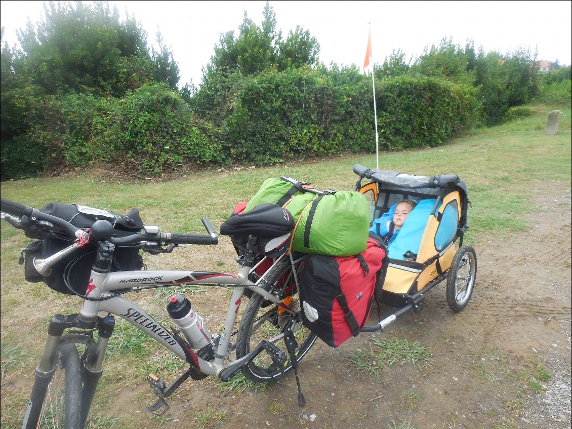 70 km dans les pédales,pause goûter nous sommes bientôt arrivés,Zéphyr a abdiqué