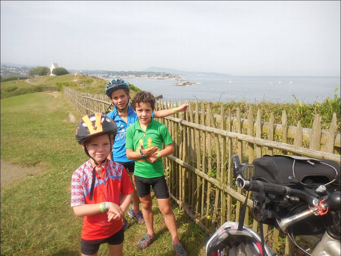 Au dessus de Saint Jean de Luz
une grosse étape nous attend :Guetary Hendaye Irun (espagne) aller retour
mais nous avons laissé les bagages au camping