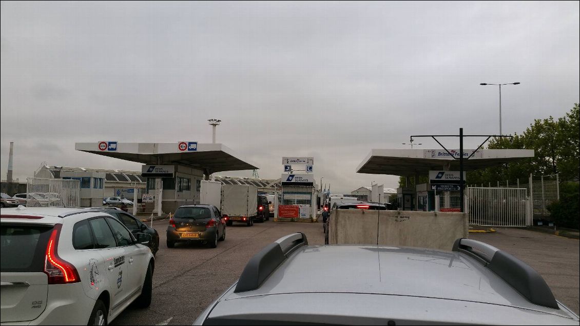 Passage de la douane, retrait des tickets d'embarquement à la gare maritime du Havre
