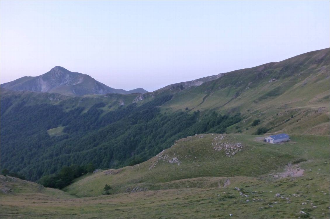 Le pic d'Orhy premier sommet à 2017 m depuis les crêtes d'Orgambidesca. Au premier plan les crêtes de Millagaté