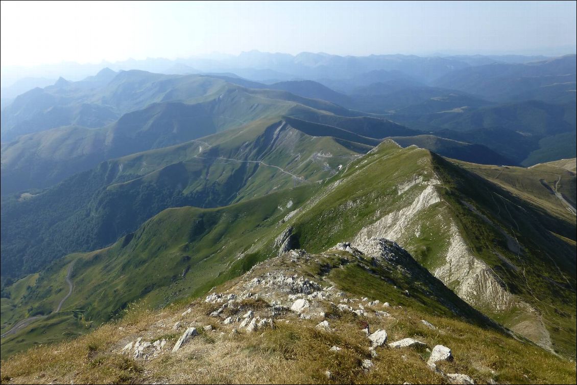 Depuis le sommet du Pic d'Orhy c'est simple : plein Est sur les crêtes.