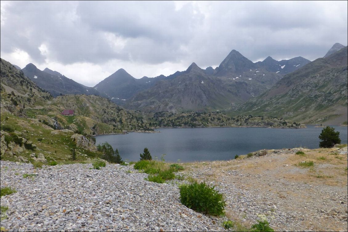 Embalse de Responmuso, le col et la grande Fache au fond
A gauche prés du lac, le refuge de Respomuso