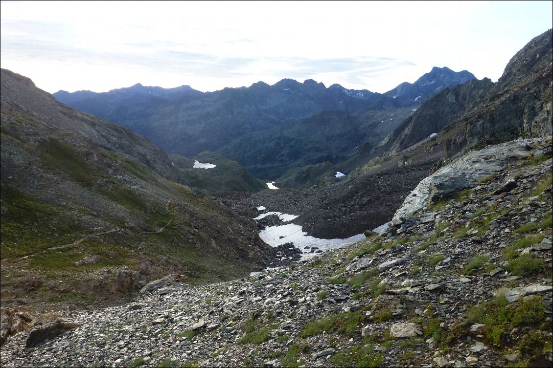 Du col de la grande Fache descente sur le refuge du Vallon, A droite le Vignemale