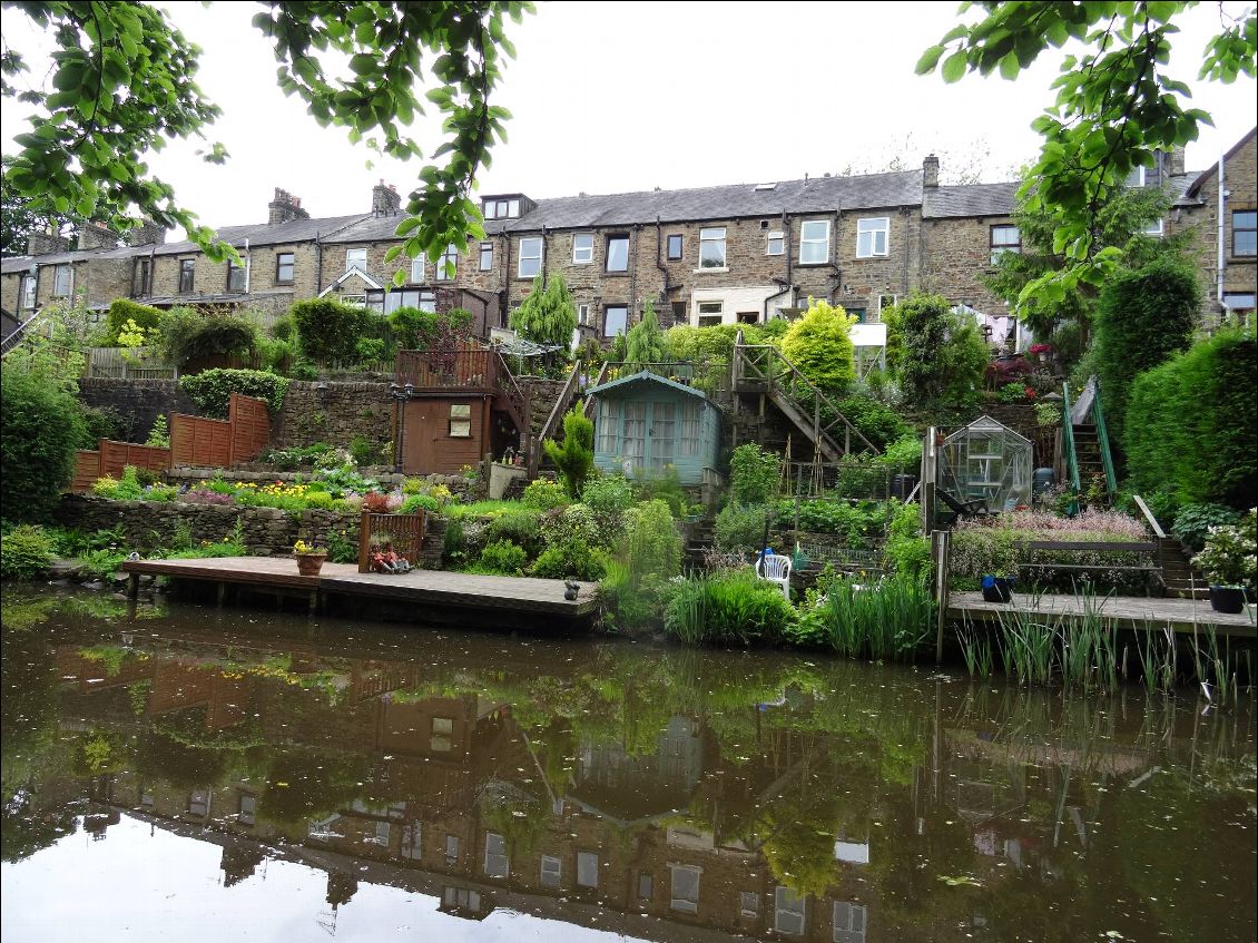 A l'approche de Manchester les berges des canaux changent de nature