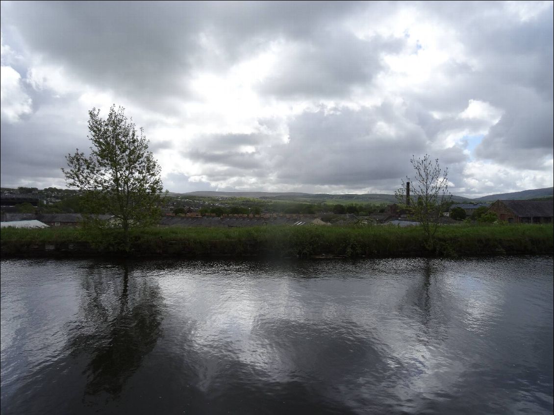 Canal aérien... En contre bas, la ville de Burnley