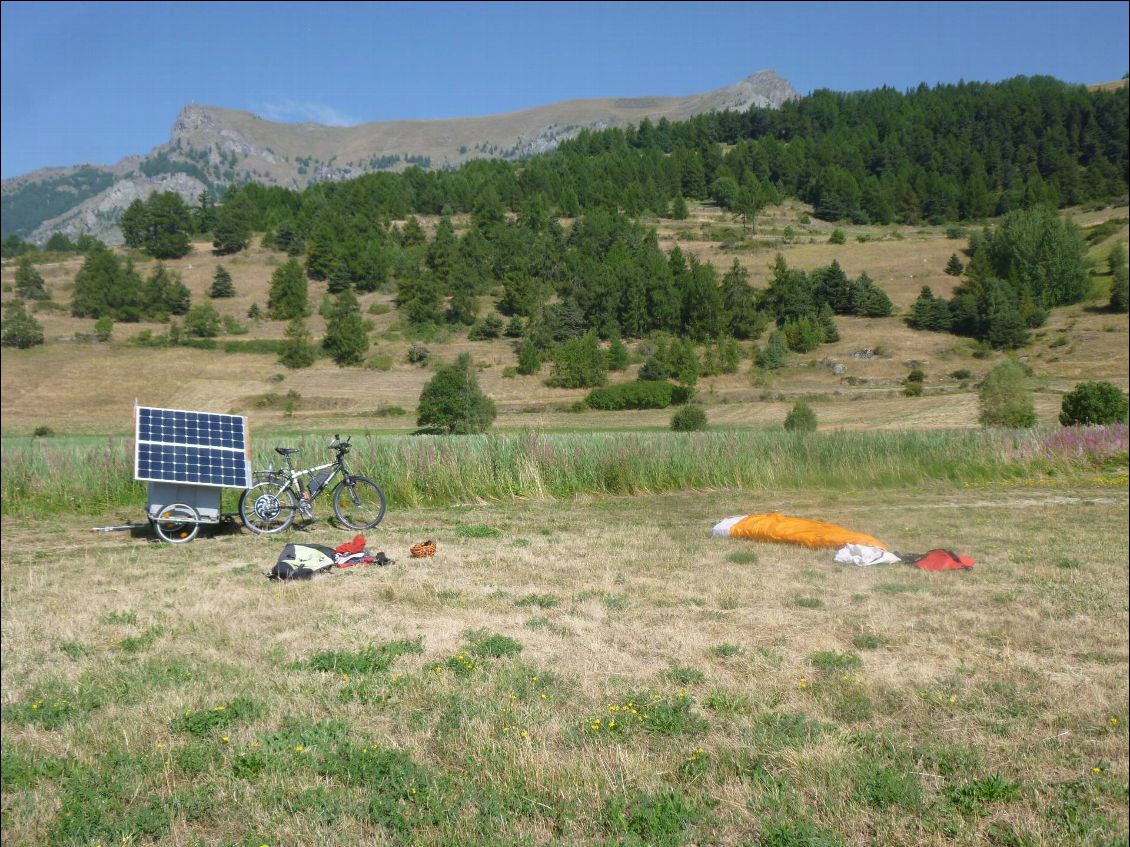 A l'attérro, traditionnel séchage, pliage et recharge des batteries.