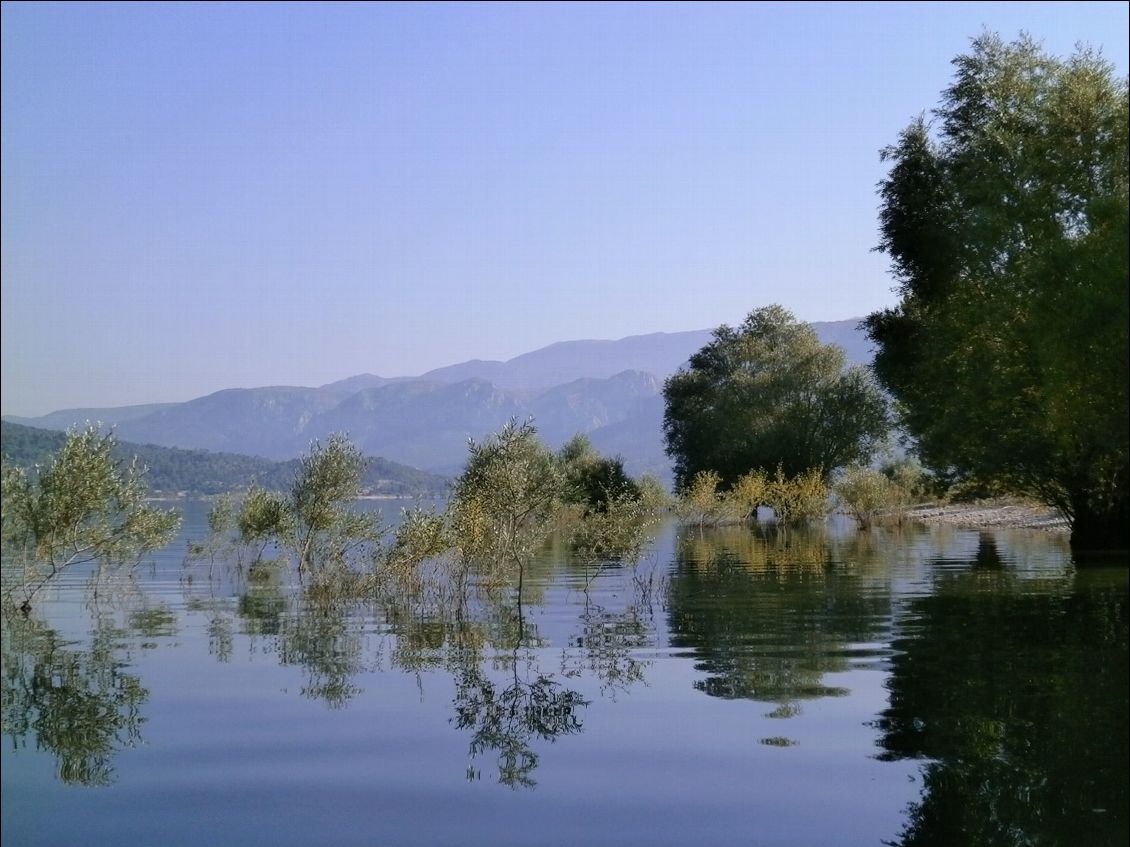 Le lac de Sainte-Croix au petit matin. Je le traverse pour remonter le canyon dans sa partie basse (et très touristique).