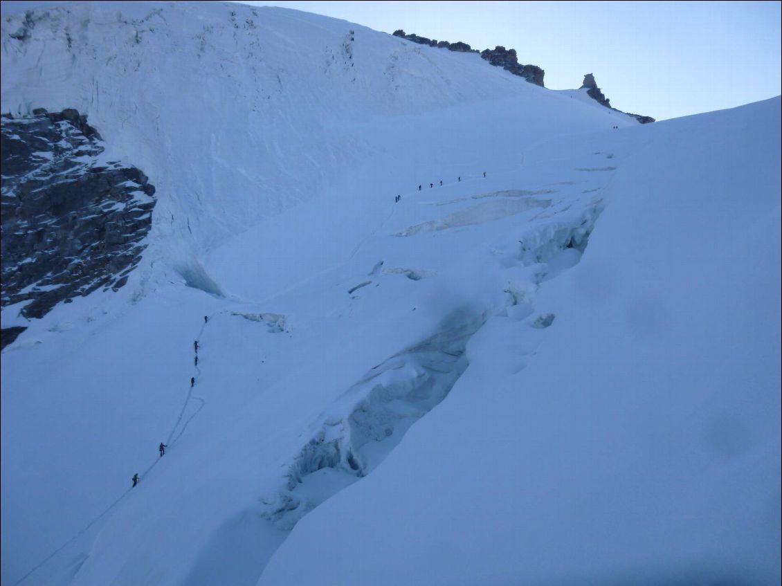 En redescendant, je surplombe, depuis la via, les cordées sur le glacier de Laveciau bien ouvert