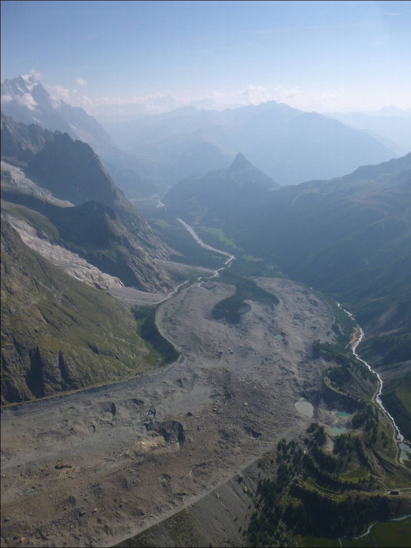 Le bas du glacier de Miage et les lacs Combal