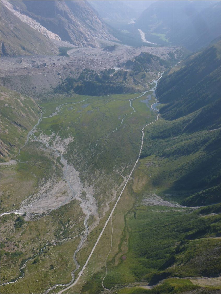 L'attérro "sec" est à droite de la piste, dans le vert-jaune.