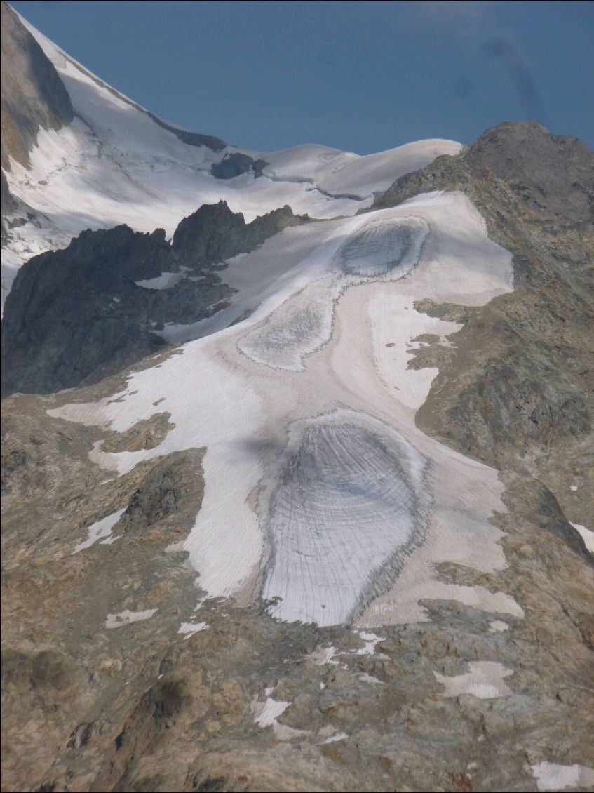 Le glacier du petit Mont Blanc, et le bivouac éponyme en rouge tout en bas de la photo