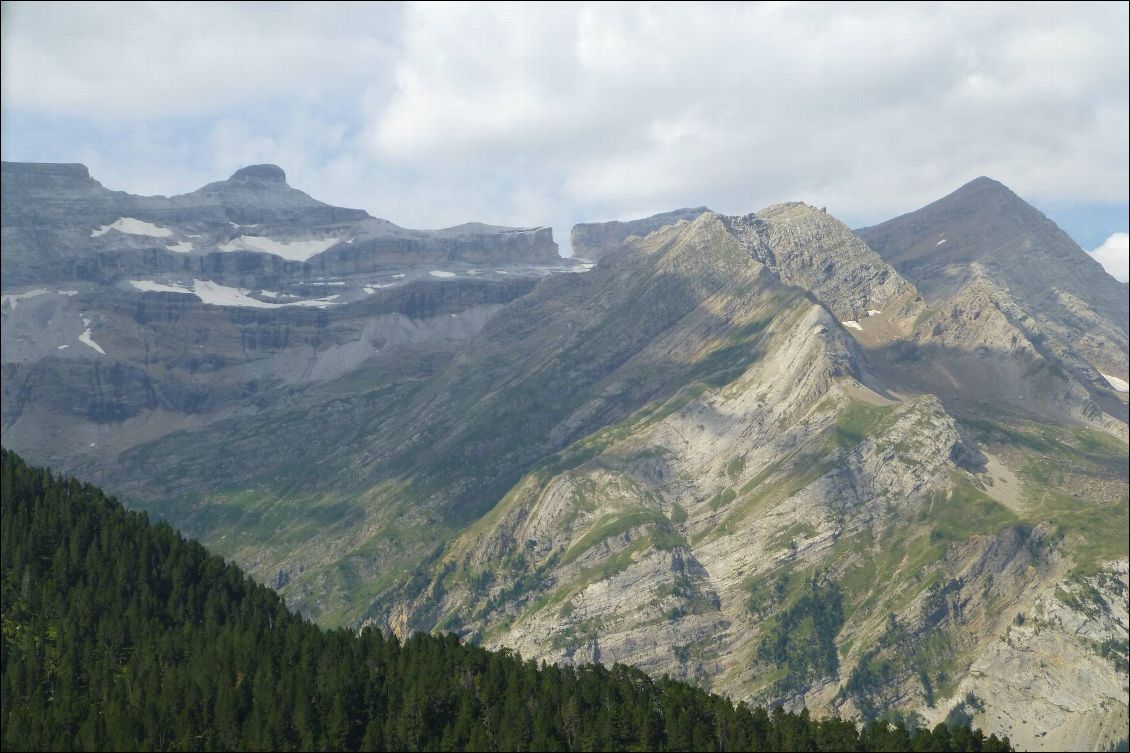 Depuis les Espugnettes de gauche à droite la Tour, le Casque, la brèche de Roland, le Taillon