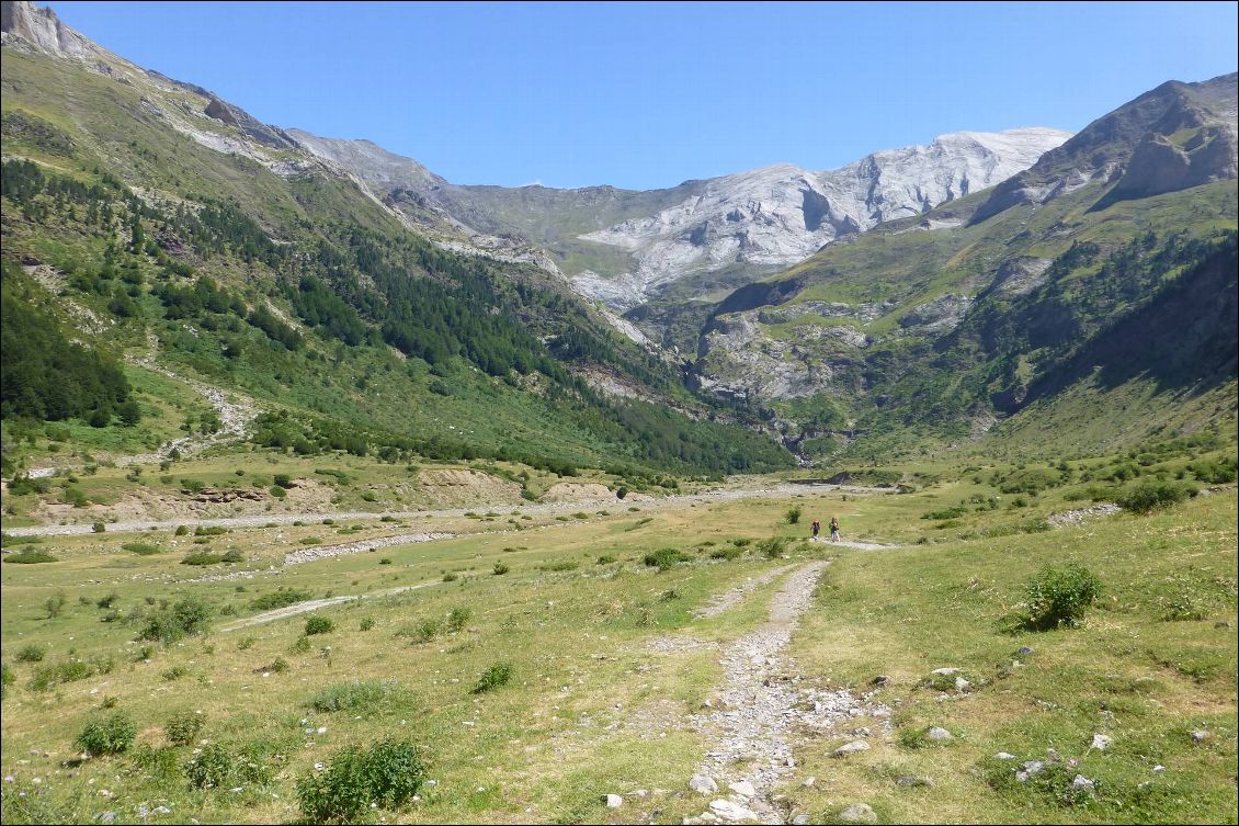 Près du refuge de la Larri . au fond belle cascade et baignade mode cryothérapie.